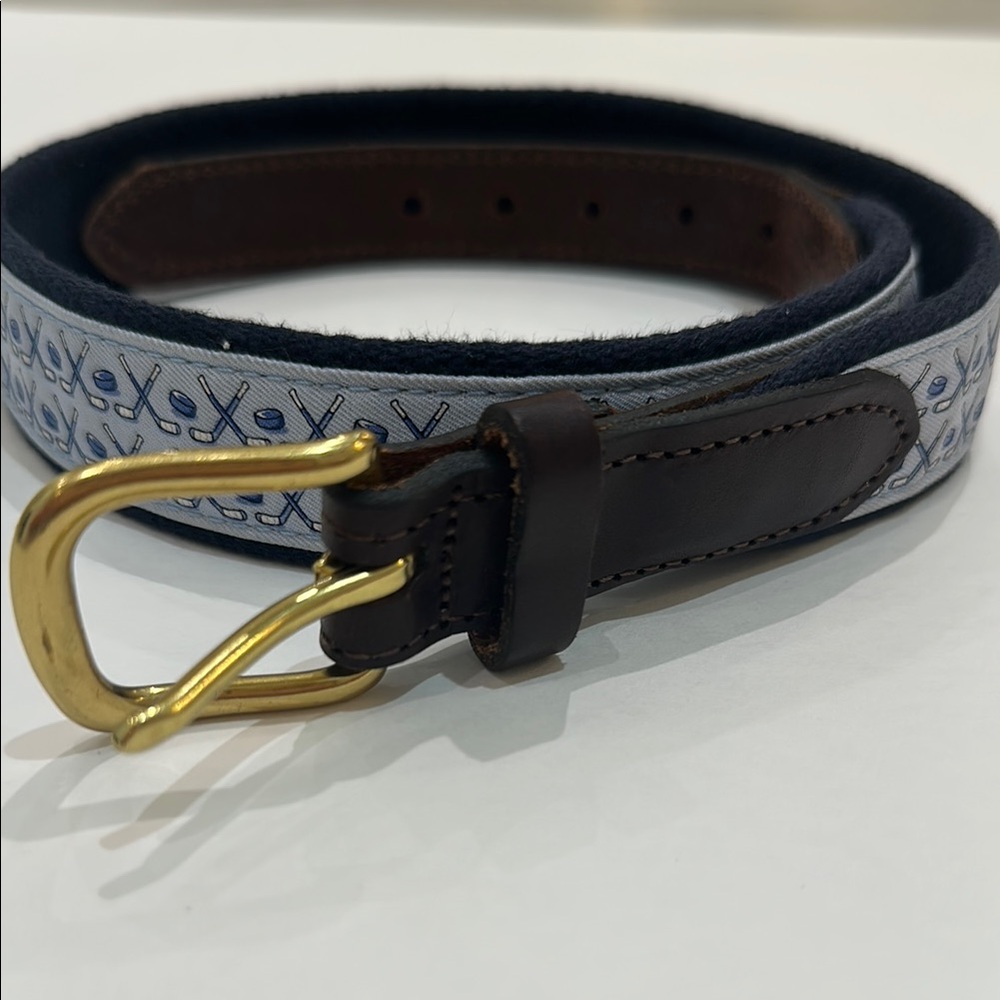 Vineyard Vines Hockey themed belt. Boys size 28